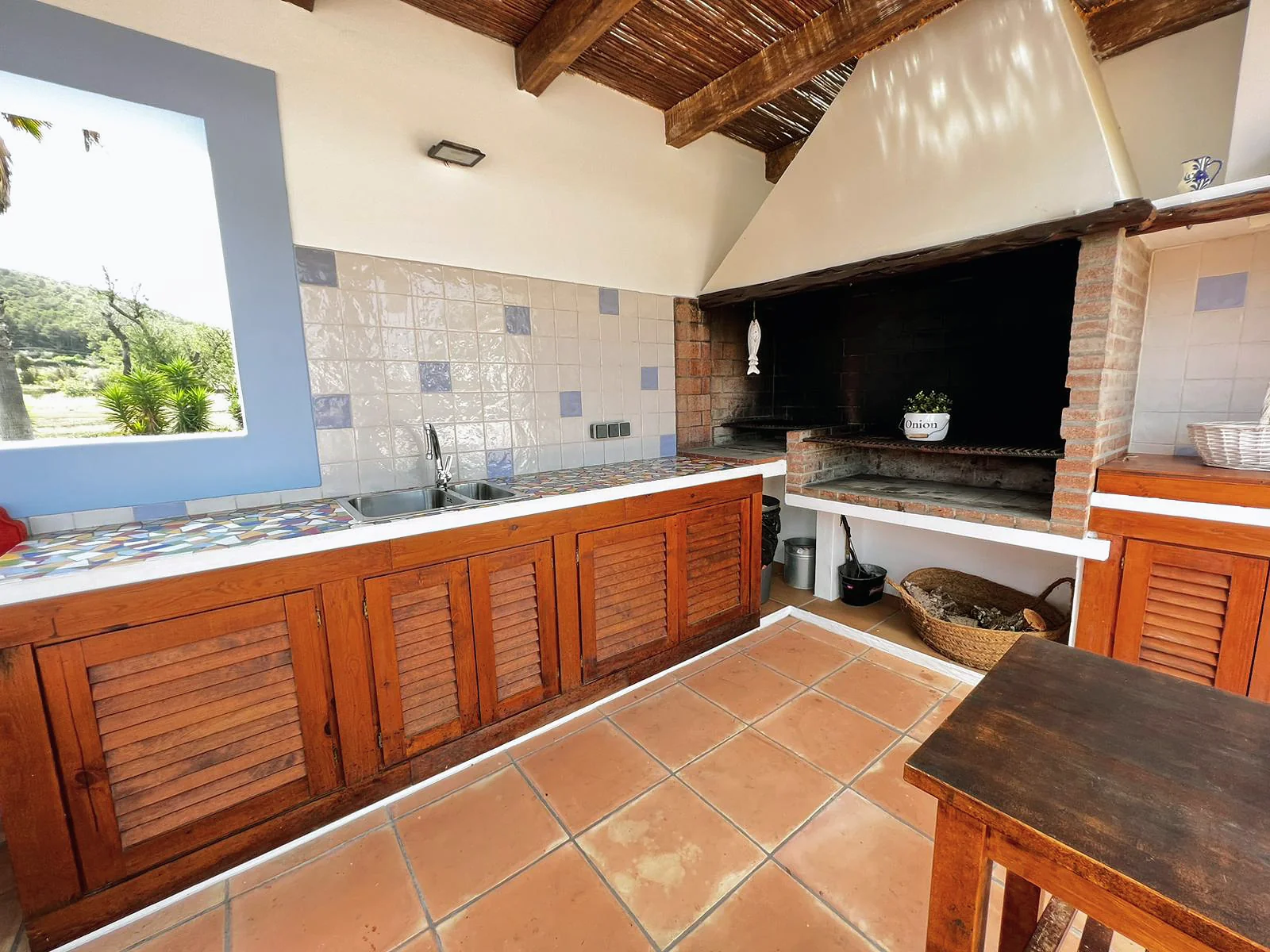 Cocina exterior con barbacoa en Can Toni d’Atzaró