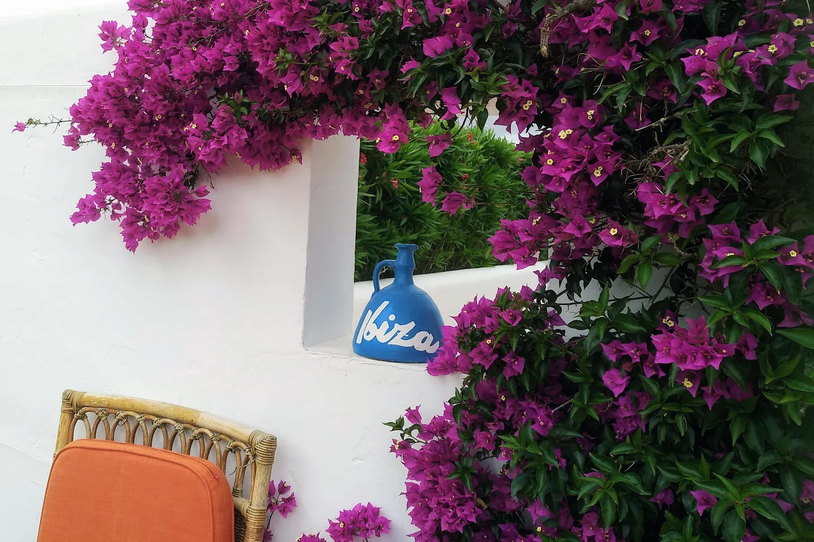 Rincón con buganvillas y decoración ibicenca