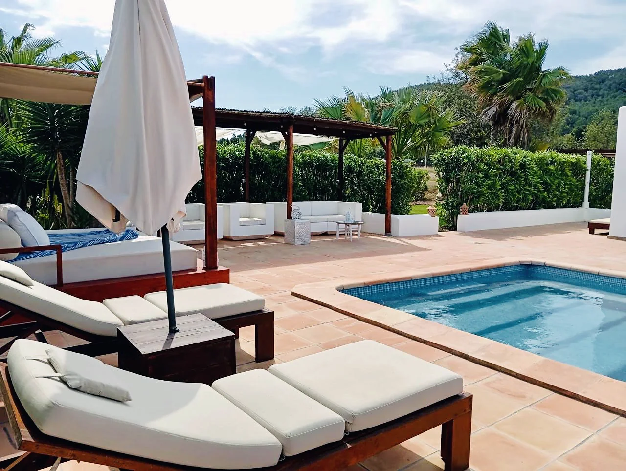 Zona de descanso junto a la piscina