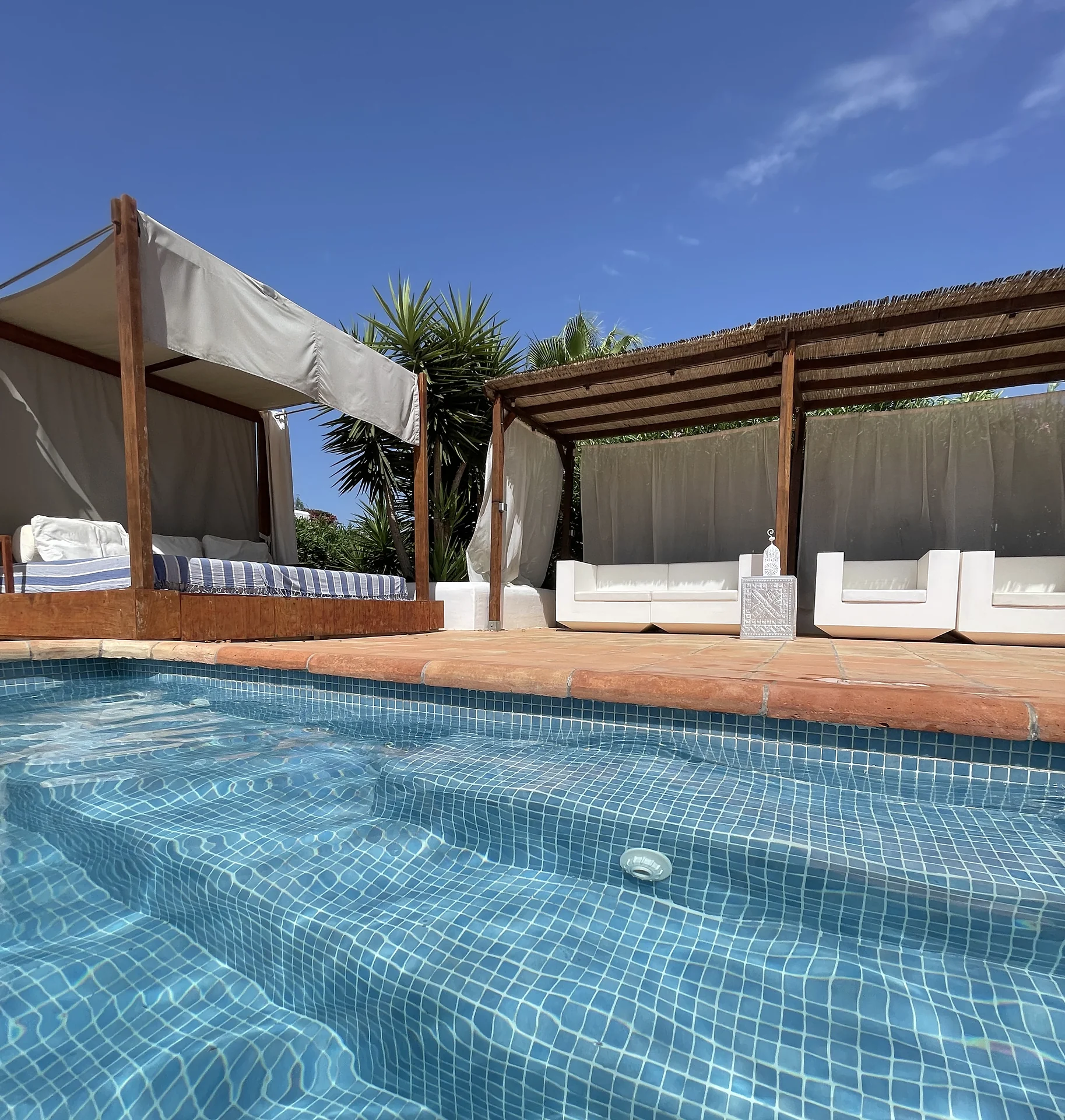 Zona chill out junto a la piscina